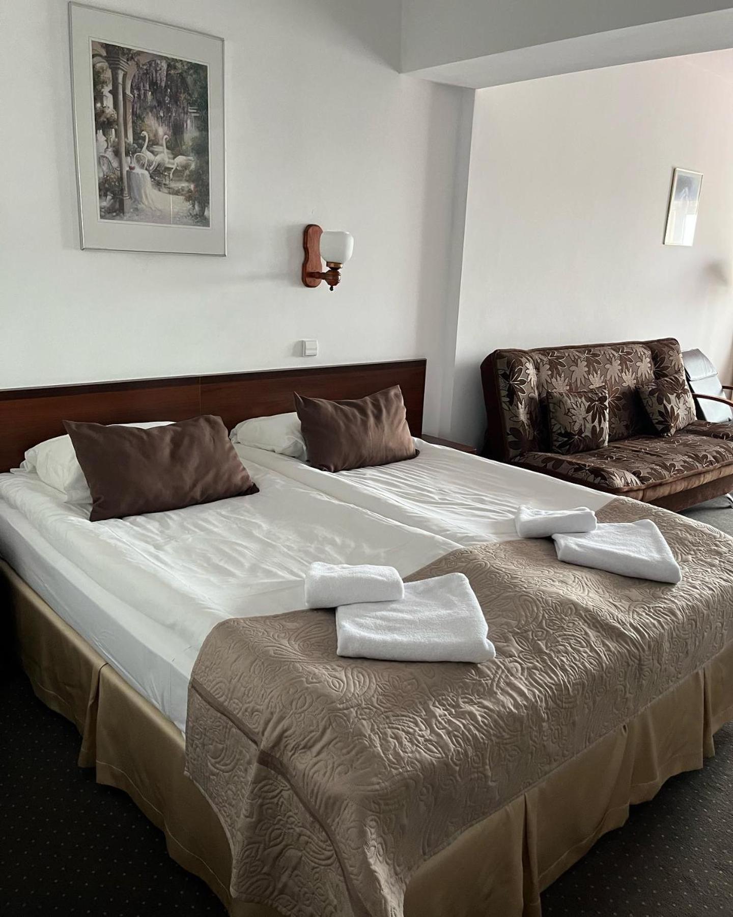 Eva Hotel Mragowo Bagian luar foto